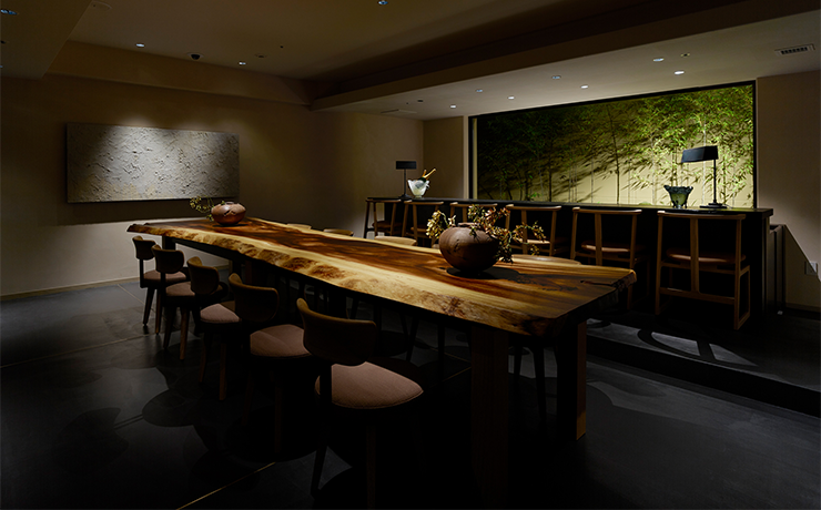 Enjoy a drink from the carefully curated menu as you look out on the picturesque bamboo grove beyond the floor-to-ceiling window at this stylish hotel branch of Miyagawa-cho wine bar Oumi-E.